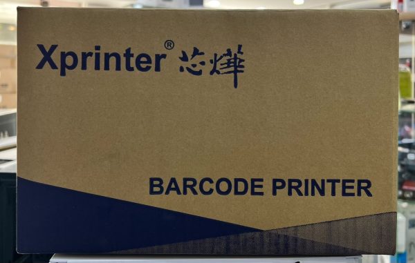 L'imprimante XPRINTER XP-470B est idéale pour l'impression de codes-barres 1D et 2D grâce à sa technologie thermique avancée. Elle offre une connectivité USB et Bluetooth pour plus de flexibilité et prend en charge les cartes SD pour un stockage supplémentaire. Avec une largeur d'impression de 118 mm et une résolution de 203 DPI, elle garantit une qualité d'impression nette et précise. Parfaite pour les entreprises nécessitant une solution d'impression rapide et fiable. – Image 3
