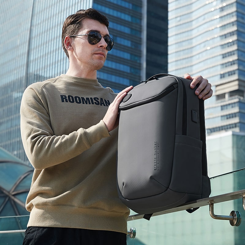 ARCTIC HUNTER B00555 - SAC À DOS 15,6" - 25 LITRES - USB & PRISE KIT - DOCUMENT & LAPTOP - GRIS – Image 3